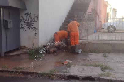 Furto de hidrômetro causa vazamento e falta de água na zona norte de Porto Alegre. Servidores do Dmae consertam vazamento de água após furto de hidrômetro no bairro Passo DAreia<!-- NICAID(15346815) -->