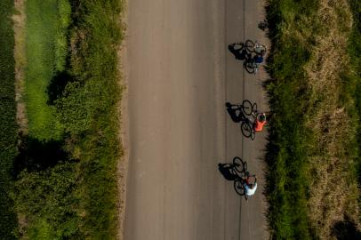 Osório, RS, Brasil - Estrada do Palmital é cenário perfeito para fazer um pedal e fugir da aglomeração das praias. - Foto: Jefferson Botega/Agência RBS<!-- NICAID(15347126) -->