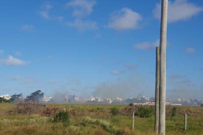 Focos de incêndio em vegetação que atingem as margens da Estrada do Mar - Foto: Ian Tâmbara/Agência RBS<!-- NICAID(15347330) -->