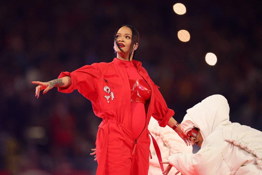 Rihanna no Super Bowl: canta hits, usa remix de DJ brasileiro e levanta  suspeitas sobre gravidez | GZH