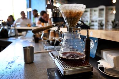 This photo taken on February 9, 2023 shows coffee being filtered at the Proud Mary cafe in Melbourne. - At 140 USD a pop, one cafe in Melbourne, Australia is serving up no ordinary cup of joe. The city has long been famed for its coffee culture, with Italian and Greek migrants infusing the city with all things bean and cup since the 1940s. (Photo by William WEST / AFP) / To go with AFP story Australia-culture-coffee, by Melissa Iaria<!-- NICAID(15347683) -->