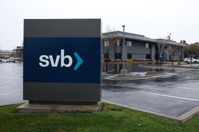 Silicon Valley Bank Shut Down By RegulatorsSANTA CLARA, CALIFORNIA - MARCH 10: A sign is posted in front of the Silicon Valley Bank (SVB) headquarters on March 10, 2023 in Santa Clara, California. Silicon Valley Bank was shut down on Friday morning by California regulators and was put in control of the U.S. Federal Deposit Insurance Corporation. Prior to being shut down by regulators, shares of SVB were halted Friday morning after falling more than 60% in premarket trading following a 60% declined on Thursday when the bank sold off a portfolio of US Treasuries and $1.75 billion in shares to cover declining customer deposits.   Justin Sullivan/Getty Images/AFP (Photo by JUSTIN SULLIVAN / GETTY IMAGES NORTH AMERICA / Getty Images via AFP)Editoria: FINLocal: Santa ClaraIndexador: JUSTIN SULLIVANSecao: business (general)Fonte: GETTY IMAGES NORTH AMERICAFotógrafo: CONTRIBUTOR<!-- NICAID(15371944) -->