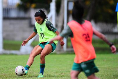 CAXIAS DO SUL, RS, BRASIL, 17/02/2023. Gurias do Juventude se preparam para a temporada 2023 em treinamentos no campo da Agremiação Social e Esportiva Pedancino (ASEP), interior de Caxias do Sul. (Porthus Junior/Agência RBS)Indexador:                                 <!-- NICAID(15353443) -->