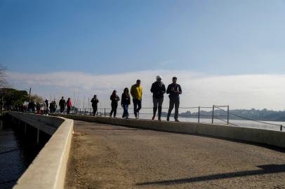 PORTO ALEGRE, RS, BRASIL, 15.07.2023: Equipe do Viva + POA em parceria com A Zona Sul é a Minha Praia realizam caminhada em lugares clássicos da Zona Sul da capital. Entre eles: Portal Dona Irena, Ilha do Jangadeiros, Santuário Schoenstatt, Praça Araguaia e uma visita à fábrica de chocolates Magian Cacao, na Vila Assuncao. Foto: Camila Hermes/Agencia RBS<!-- NICAID(15483766) -->