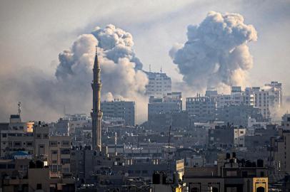 Smoke plumes billow during Israeli air strikes in Gaza City on October 12, 2023 as raging battles between Israel and the Hamas movement continue for the sixth consecutive day. Washington urged Israel to show restraint in its response to Hamass surprise attack -- the worst in the countrys 75-year history -- which Israeli forces said killed more than 1,200 people, mostly civilians. In Gaza, officials have reported more than 1,200 people killed in Israels uninterrupted campaign of air and artillery strikes, while the UN said more than 338,000 people have been displaced. (Photo by IBRAHIM HAMS / AFP)Editoria: WARLocal: Gaza CityIndexador: IBRAHIM HAMSSecao: conflict (general)Fonte: AFPFotógrafo: STR<!-- NICAID(15567532) -->