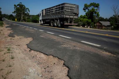 VIAMÃO, RS, BRASIL, 12-12-2022: Acostamento em más condições no km 39. Situação da RS-040, estrada que concentra parte do movimento em direção ao litoral norte do RS durante a temporada de verão. Foto: Mateus Bruxel / Agência RBSIndexador: Mateus Bruxel<!-- NICAID(15293029) -->