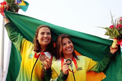 zol - as atletas brasileiras Isabel Swan (E) e Fernanda Oliveira conquistaram a medalha de bronze na Classe 470 - Competição de Vela, realizada no Centro Olímpico de Vela de Qingdao - Jogos Olímpicos - pequim - 18/08/2008