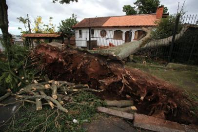 PORTO ALEGRE, RS, BRASIL - 18/01/2024 - Dois dias após as fortes tempestades que atingiram a Capital, alguns locais de Porto Alegre seguem com transtornos. Na imagem, a situação na Rua General Jonatas Borges Fortes. FOTO: RONALDO BERNARDI, AGÊNCIA RBS<!-- NICAID(15653703) -->