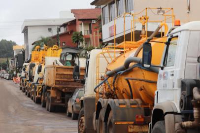 Municípios do norte gaúcho enviam máquinas e voluntários para ajudar na limpeza das cidades atingidas pela enchente<!-- NICAID(15763787) -->