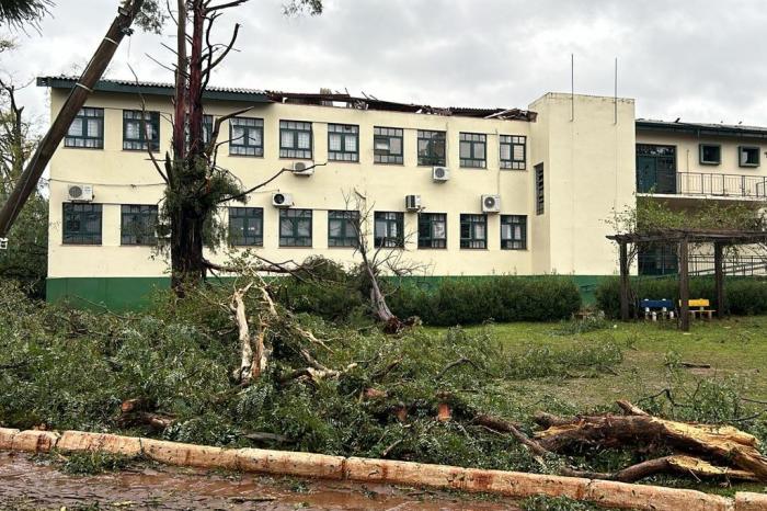 Instituição teve vidros quebrados e telhado arrancado