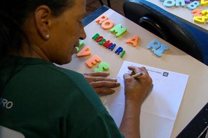 Estou aprendendo a assinar meu nome: conheça o projeto que alfabetiza recicladores em Passo Fundo<!-- NICAID(15801002) -->