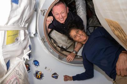 This undated handout picture from Nasa released on July2, 2024 shows NASAs Boeing Crew Flight Test astronauts (from top) Butch Wilmore and Suni Williams inside the vestibule between the forward port on the International Space Stations Harmony module and Boeings Starliner spacecraft. The first astronauts to fly Boeings troubled Starliner are definitely not stranded at the International Space Station, NASA insisted on June 28, 2024 despite having no clear timeframe for bringing them home. In an unusually defensive press call, officials attempted to put a positive spin on where things currently stood after weeks of negative headlines due to the spaceships delayed return. (Photo by Handout / NASA / AFP) / RESTRICTED TO EDITORIAL USE - MANDATORY CREDIT AFP PHOTO / NASA - NO MARKETING NO ADVERTISING CAMPAIGNS - DISTRIBUTED AS A SERVICE TO CLIENTSEditoria: SCILocal: In spaceIndexador: HANDOUTSecao: space programmeFonte: NASAFotógrafo: Handout<!-- NICAID(15811329) -->