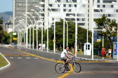 zol - A Avenida Edvaldo Pereira Paiva está bloqueada para veículos na altura da saída do Parque Maurício Sirotsky Sobrinho, devido ao rompimento de um cano. A água acabou afetando o solo que sustenta o asfalto, que está oco no local. Só é permitido o fluxo de pedestres 