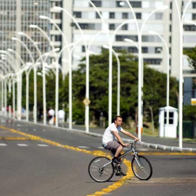 zol - A Avenida Edvaldo Pereira Paiva está bloqueada para veículos na altura da saída do Parque Maurício Sirotsky Sobrinho, devido ao rompimento de um cano. A água acabou afetando o solo que sustenta o asfalto, que está oco no local. Só é permitido o fluxo de pedestres 