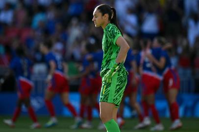 Brazils goalkeeper #01 Lorena reacts to conceding the opening goal in the womens gold medal final football match between Brazil and US during the Paris 2024 Olympic Games at the Parc des Princes in Paris on August 10, 2024. (Photo by Jonathan NACKSTRAND / AFP)<!-- NICAID(15837596) -->