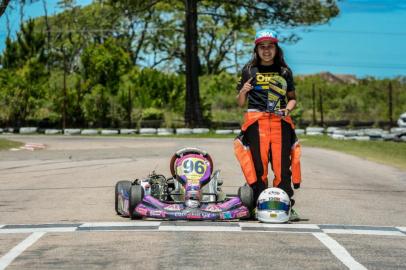 Valentina Gil: menina de 15 anos é uma fera no kart<!-- NICAID(15858864) -->