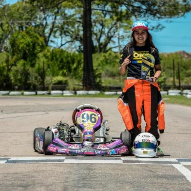 Valentina Gil: menina de 15 anos é uma fera no kart<!-- NICAID(15858864) -->