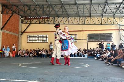 Danzpare Juvenil Passo Fundo nas escolas, dupla da Ucrânia<!-- NICAID(15911467) -->