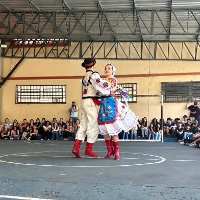 Danzpare Juvenil Passo Fundo nas escolas, dupla da Ucrânia<!-- NICAID(15911467) -->