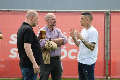 DAlessandro conversa com o presidente Alessandro Barcellos e com o vice de futebol José Olavo Bisol em treino do Inter<!-- NICAID(15872149) -->