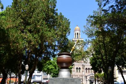 Praça da Cuia / Praça Marechal Floriano com Cuia e Catedral ao fundo. Foto: Diogo Zanatta / Especial<!-- NICAID(15348828) -->