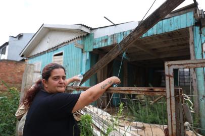 Porto Alegre, RS, Brasil - Gabriela Oliveira perdeu a casa na enchente na Ilha da Pintada e está na fila de Compra Assistida para receber um novo imóvel. Na imagem ela em frente a sua casa que foi perdida na enchente de maio de 24.Indexador: jeff botega<!-- NICAID(15965395) -->