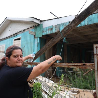 Porto Alegre, RS, Brasil - Gabriela Oliveira perdeu a casa na enchente na Ilha da Pintada e está na fila de Compra Assistida para receber um novo imóvel. Na imagem ela em frente a sua casa que foi perdida na enchente de maio de 24.Indexador: jeff botega<!-- NICAID(15965395) -->