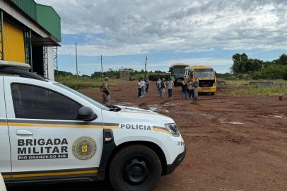 Mais de mil alunos de Três Palmeiras têm aulas suspensas após depredação do transporte escolar<!-- NICAID(15975732) -->