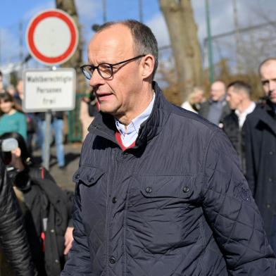 Friedrich Merz (C), leader of Germanys conservative Christian Democratic Union (CDU) and his partys main candidate for Chancellor, leaves after casting his ballot for general elections at a polling station in Arnsberg, western Germany, on February 23, 2025. (Photo by Sascha Schuermann / AFP)Editoria: POLLocal: ArnsbergIndexador: SASCHA SCHUERMANNSecao: electionFonte: AFPFotógrafo: STR<!-- NICAID(15982177) -->