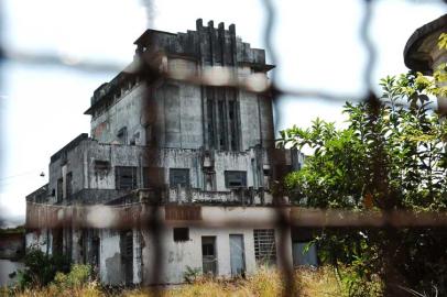 zol -  Prédio abandonado, na Dom Pedro, Terceira Perimetral,antiga indústria da CORLAC, companhia riograndense de laticínios e correlatos