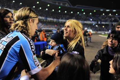 zol - antes de entrar em campo, Maxi López recebe o carinho da esposa, Wanda Nara, e do filho    - Libertadores 2009 semifinais,Grêmio x Cruzeiro no estádio Olímpico - porto alegre - futebol - esportes - 02/06/2009