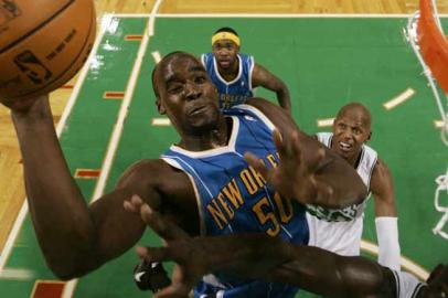 zol jogador do New Orleans Hornets Emeka Okafor (50) disputa com o jogador do Boston Celtics Kevin Garnett NBA basquete 02/11/2009  