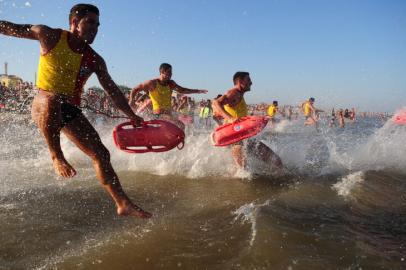 salvavidas - operação golfinho - litoral -pinhal - salvamentos - resistência