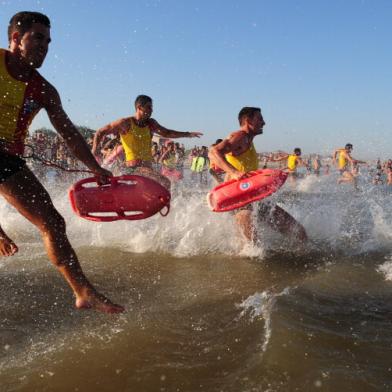 salvavidas - operação golfinho - litoral -pinhal - salvamentos - resistência