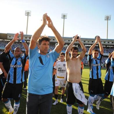 Renato - Gabriel - Douglas - Diego Clementino - André Lima - agradecimento - torcedores - torcida - Grêmio x Botafogo - estádio Olímpico - Campeonato Brasileiro - Brasileirão - última rodada - 05/12/2010 